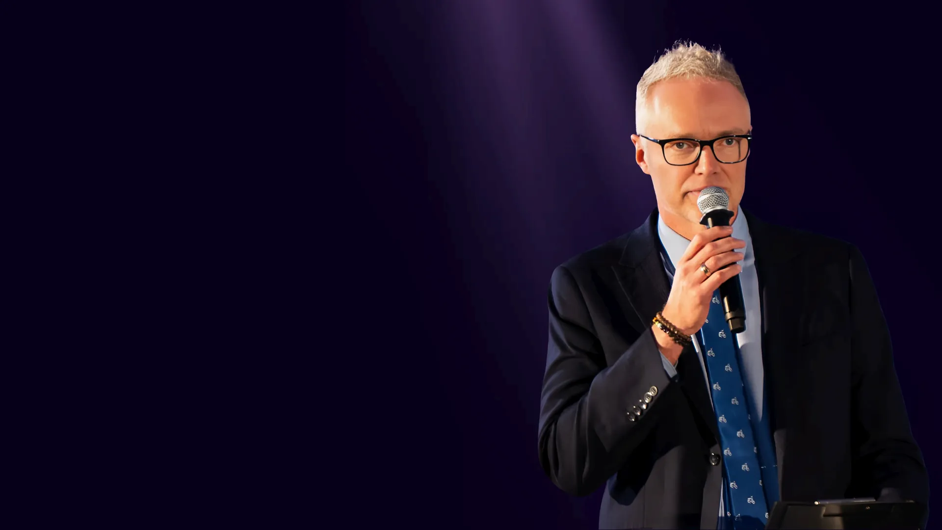 Konferansjer Krzysztof Janoś